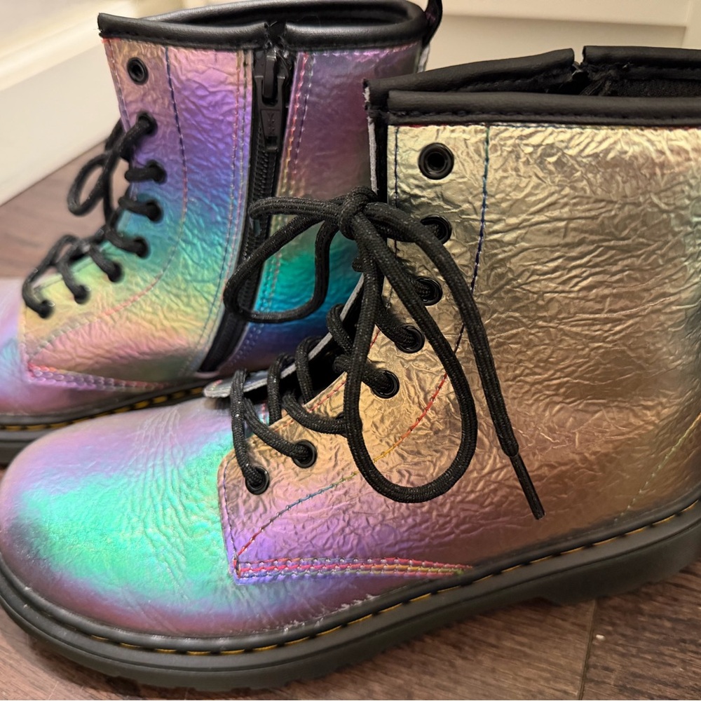 “Rainbow crinkle” Iridescent Lace-Up Big Kids Dr. Martins